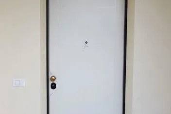 Ingresso abitativo con porta esterna