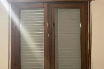 Installazione infisso in legno per ambiente domestico
