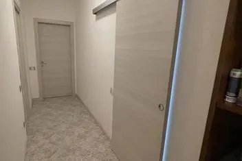 Porta interna scorrevole in legno chiaro