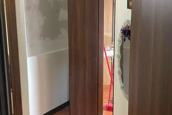 porta pieghevole a libro in legno scuro