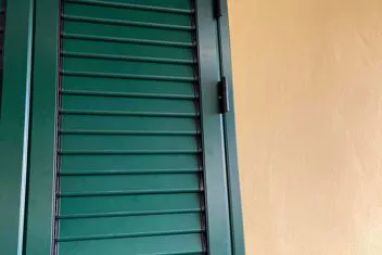 Dettaglio di una finestra con persiana