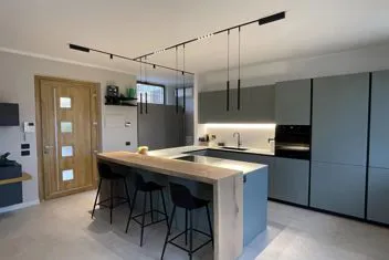 Cucina moderna e porta ingresso su misura