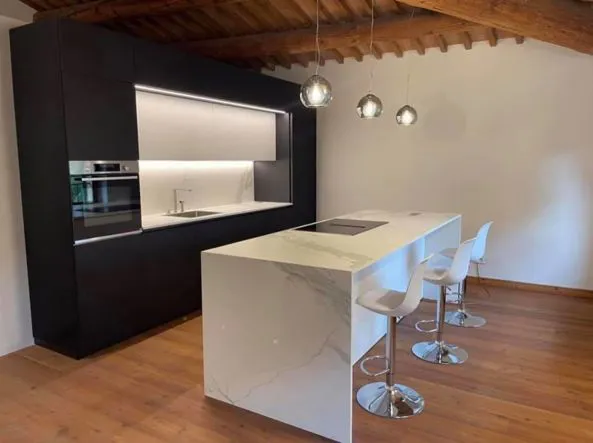 Cucina moderna su misura con isola e dettagli in legno