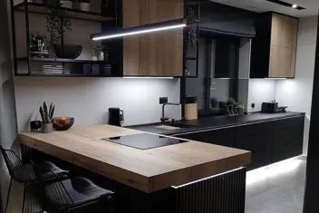 Cucina moderna su misura con isola e dettagli in legno