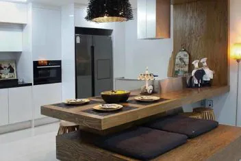 Cucina su misura contemporanea con isola centrale e finiture scure