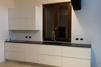 Cucina su misura moderna con isola e piano di lavoro lineare