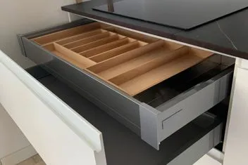 Cassetto attrezzato su misura in cucina moderna