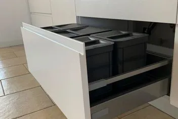Sistema contenitivo estraibile realizzato su misura in cucina