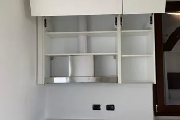 Cucina su misura moderna con penisola e vani contenitivi