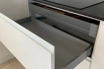 Dettaglio piano cottura integrato in cucina su misura