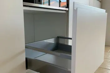 Cassetto interno su misura con organizzazione personalizzata