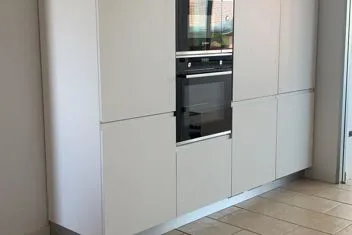 Cucina moderna su misura con pensili e basi lineari