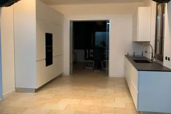 Cucina moderna su misura con isola e finiture chiare