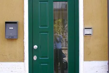 Porta blindata installata su ingresso residenziale