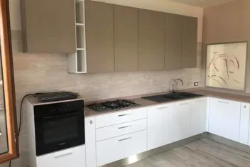 Cucina moderna chiara.
