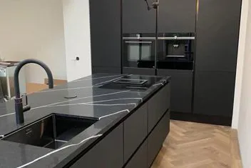 Cucina moderna scura