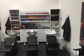 Arredo su misura per negozio con scaffalature