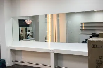 Postazione lavoro su misura con specchio