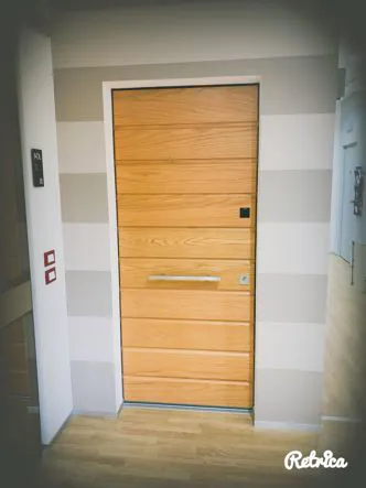 Porta d'ingresso in legno per appartamento
