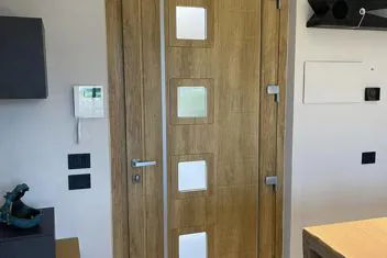 Ingresso di casa con porta in legno