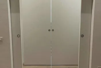 Porta a due ante per ambiente domestico